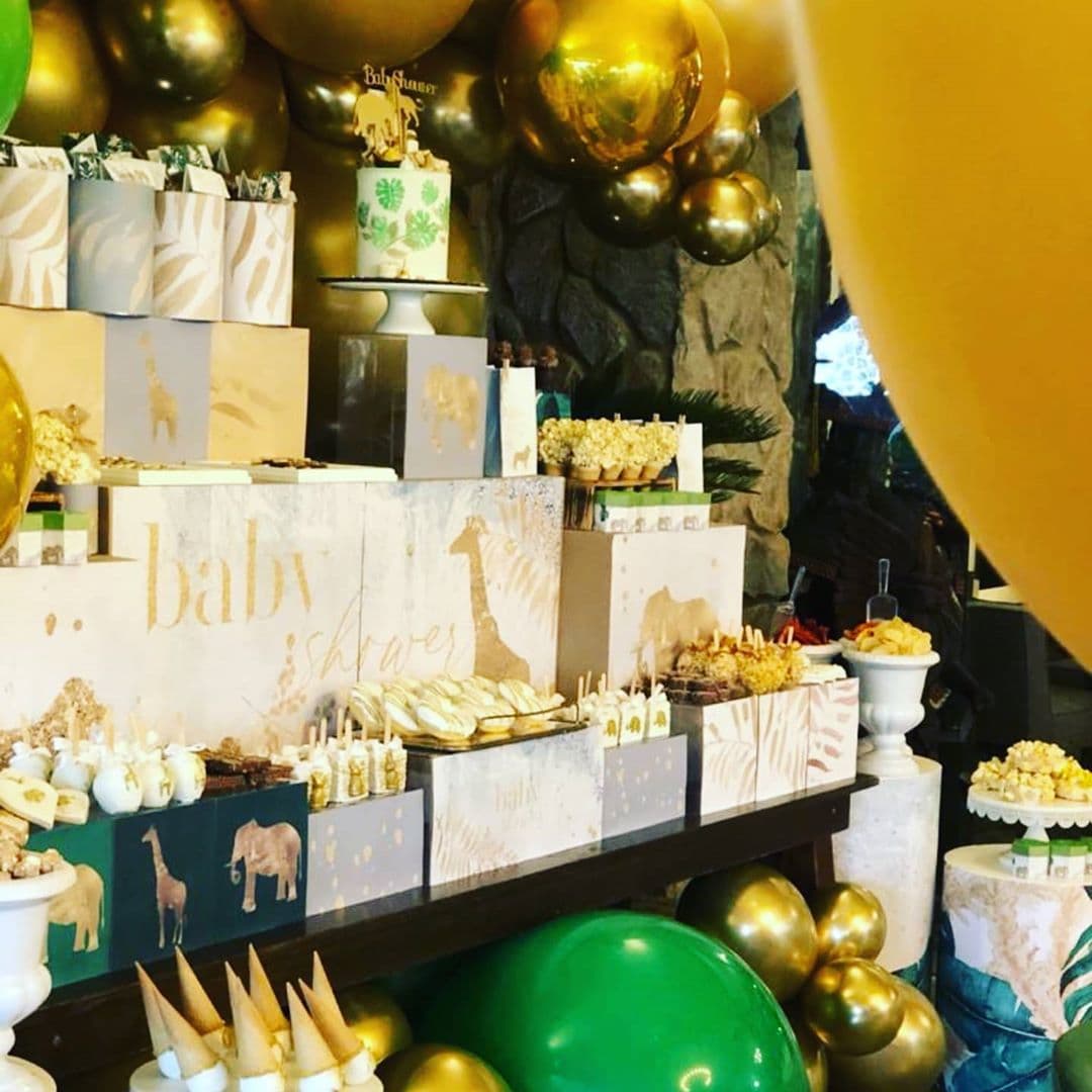 “El primer baby shower de mi príncipe! Gracias a mis adoradas por ser las mejores amigas y anfitrionas del mundo. Mejor imposible, nuestro bebé”, fue la descripción que Sherlyn le dio a varias fotografías en las que además de mostrar la decoración, dejó ver la mesa de dulces.