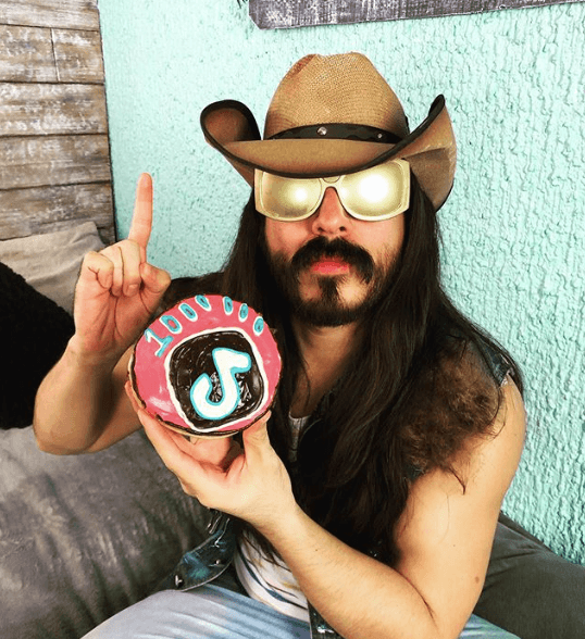 Además de YouTube, Ordaz ha conquistado TikTok, la aplicación de videos que ha ganado tremenda popularidad en cuarentena, pues se ha posicionado como otra opción de entretenimiento.