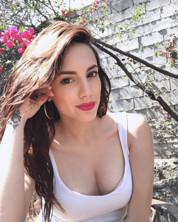 Sobre su participación en la famosa serie de acción, Escalera formó parte de la sexta temporada como 'Miss Pau', pareja del personaje de 'Ismael Casillas', interpretado por el actor Iván Arana.