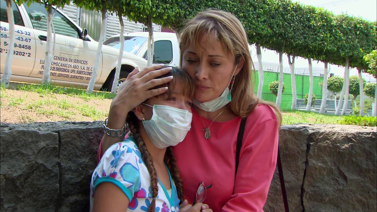 Su mamá la consuela.