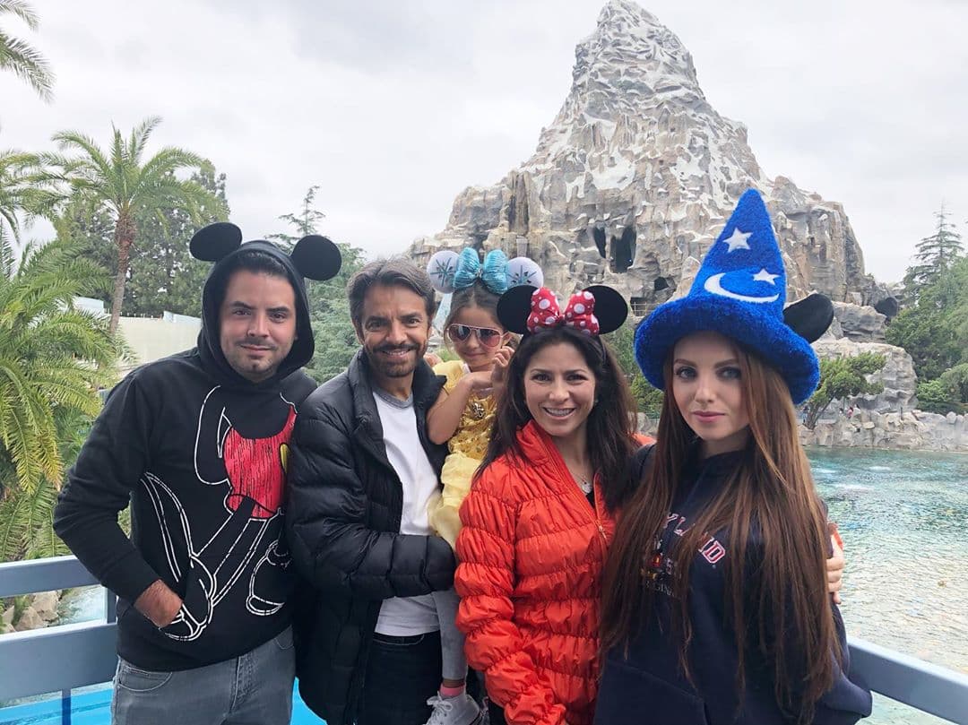 Parte de la familia Derbez se fue de vacaciones de Disneyland, donde disfrutaron de las atracciones del parque de diversiones. Sin embargo, la que se robó miradas fue la pequeña Aitana, quien lució como toda una princesa y apareció en todas las fotos.