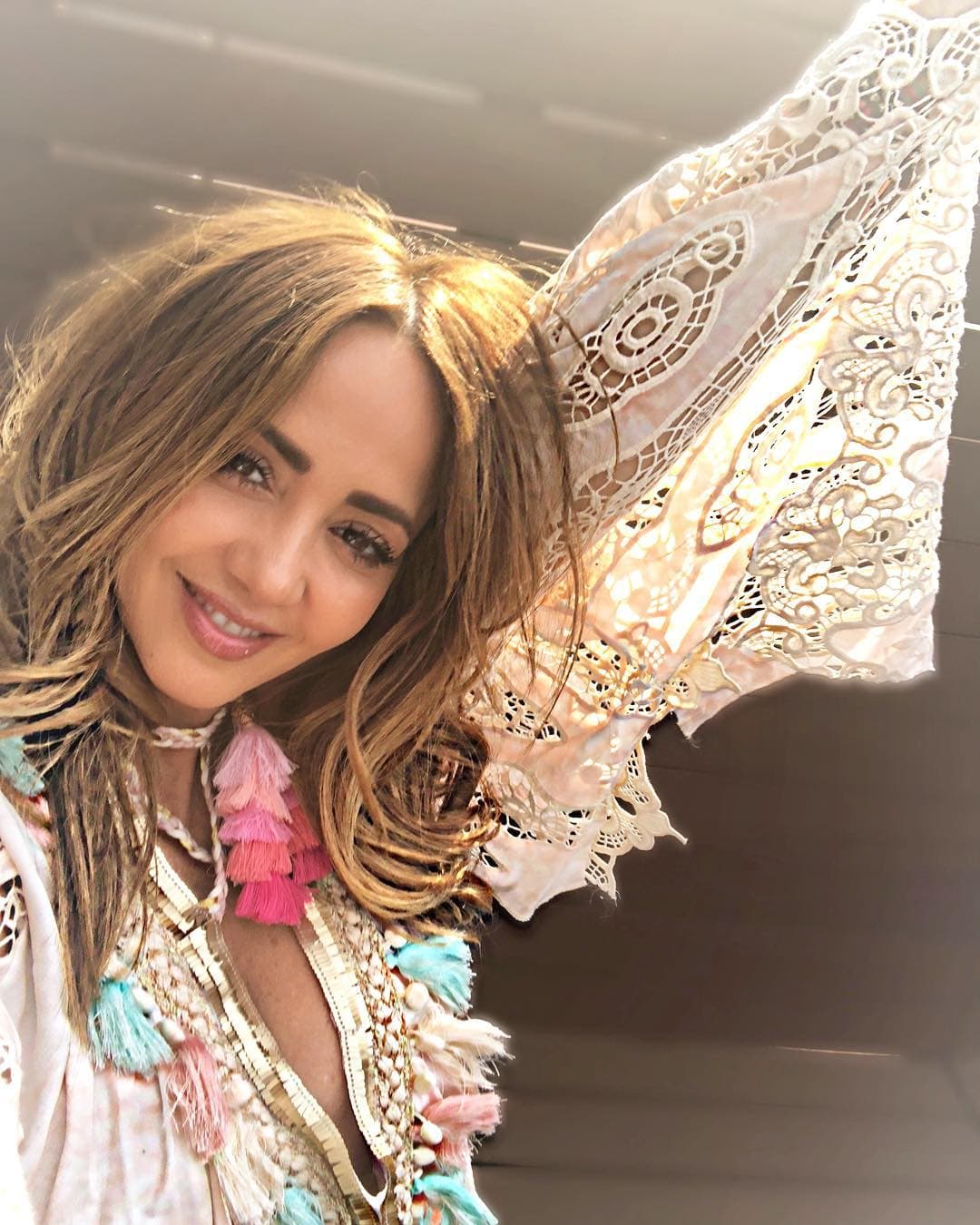 Andrea Legarreta causa furor con sensual foto desde la cama