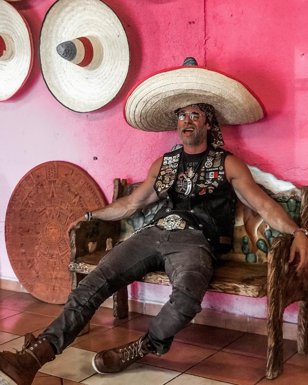 El galán muestra su gran sentido del humor en las fotos