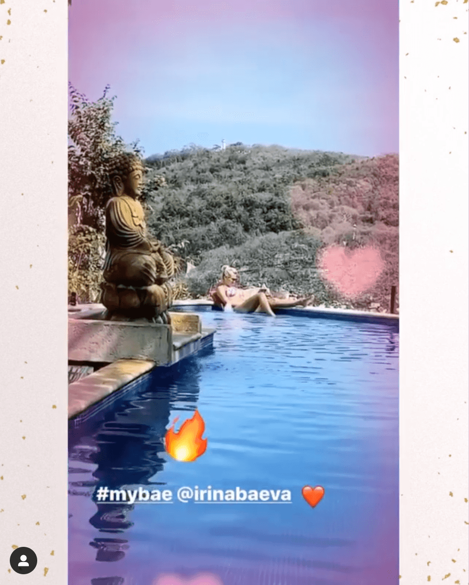 Además de esta fotografía, Gabriel Soto acaparó la atención de sus 3.9 millones de seguidores de Instagram al publicar un breve clip donde aparece su guapa novia leyendo un libro a la orilla de la alberca.