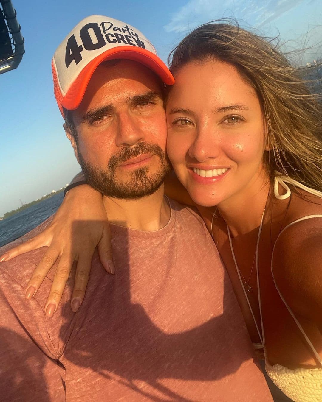 Novia de Daniel Arenas deja sin aliento al aparecer en elegante traje de baño y le llueven piropos