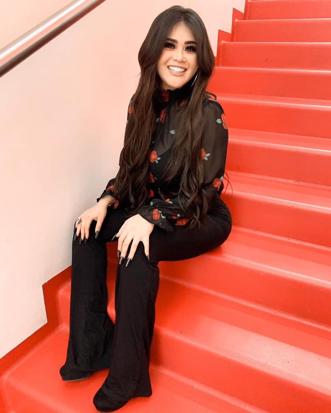 Gomita impacta al mostrar sus 220 pares de zapatos: desde pantuflas hasta los tenis que usa Karol G