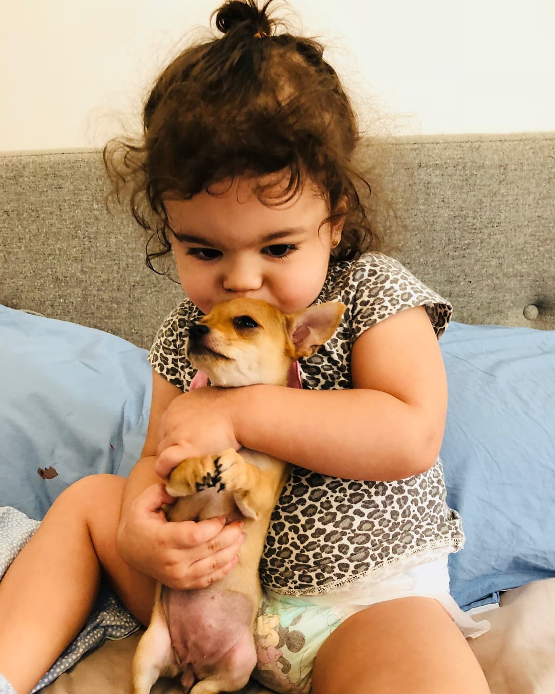 ¡Incluso ya tiene una mascota!