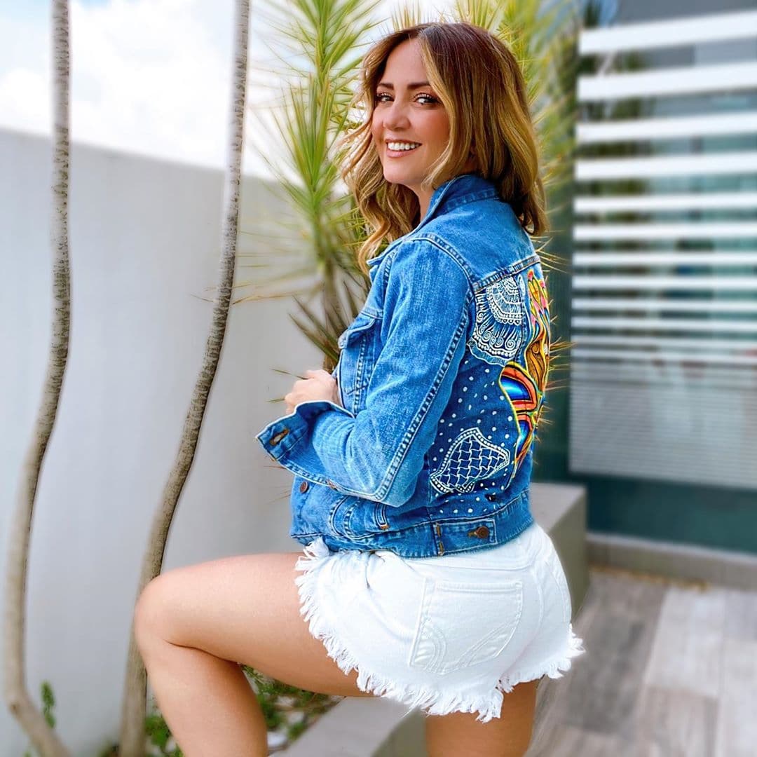 Andrea Legarreta es una de las conductoras más talentosas de la televisión mexicana y una de las más guapas también, hecho que quedó constatado por sus recientes fotografías, en las que resaltó al máximo sus torneadas piernas con un mini short.