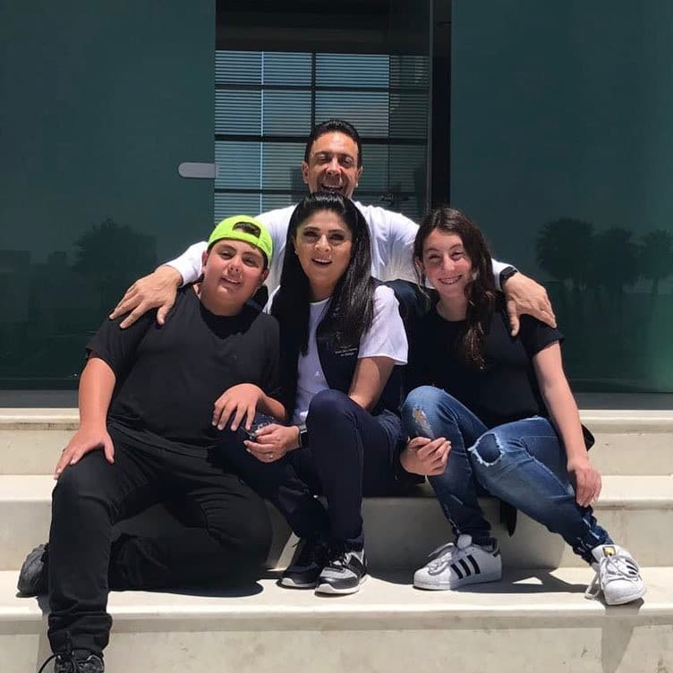 “Familia Feliz Navidad”, fue la descripción que le dio la actriz a la publicación, que recibió más de 44 mil ‘Me gusta’ en cuestión de horas y atrajo cientos de miradas por lo grandes que lucen sus hijos menores, Anuar y Vicky.