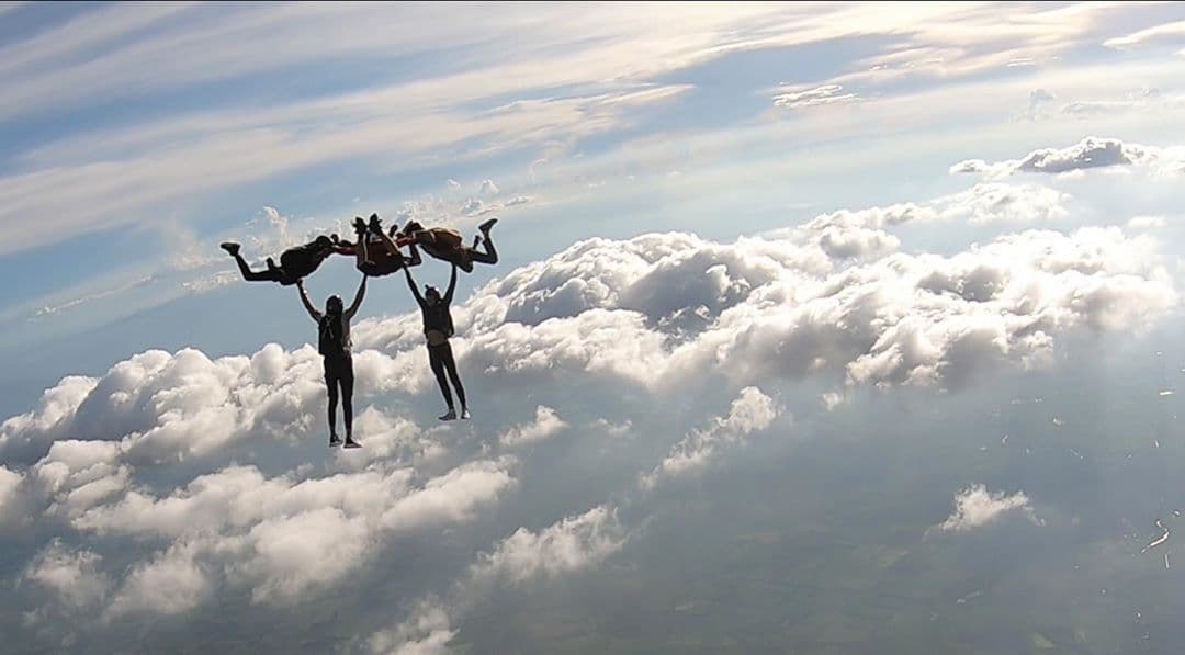“Algunas personas tienen tanto miedo a morir que nunca comienzan a vivir” y "Ese preciso momento en que te das cuenta que antes de tomar el control tienes que soltarte", son algunas frases que el joven ha colocado al pie de sus fotografías.