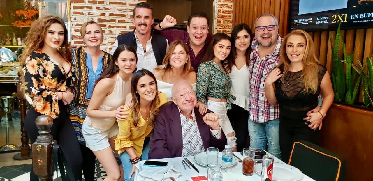 Eduardo Manzano ('Don Arnoldo') es la cabeza de una dinastía de actores y comediantes que continuaron sus pasos: Lalo y Ariel Manzano, cuya madre falleció años atrás.