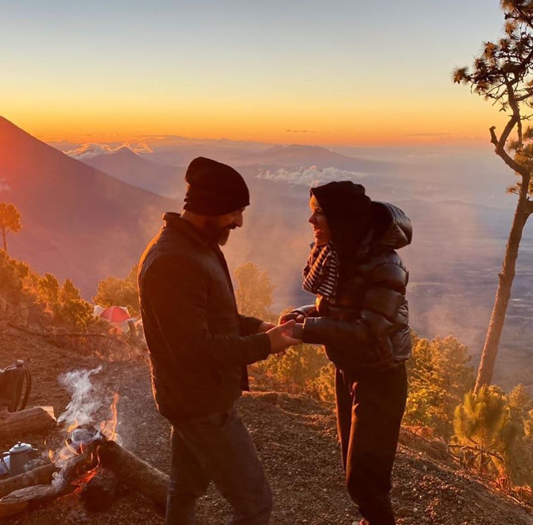 Regina Murguía del grupo JNS anunció su compromiso con Tono Beltranena, integrante de Magneto, quien es su pareja desde hace casi un año. A través de su cuenta de Instagram, la cantante compartió varias fotografías y precisó: “Así, entre las nubes... SIEMPRE!!! Aunque muchos ya se habían dado cuenta, quiero compartir con ustedes nuestra historia de amor. Tono preguntó y yo contesté: ‘Le dije que SÍ’”.