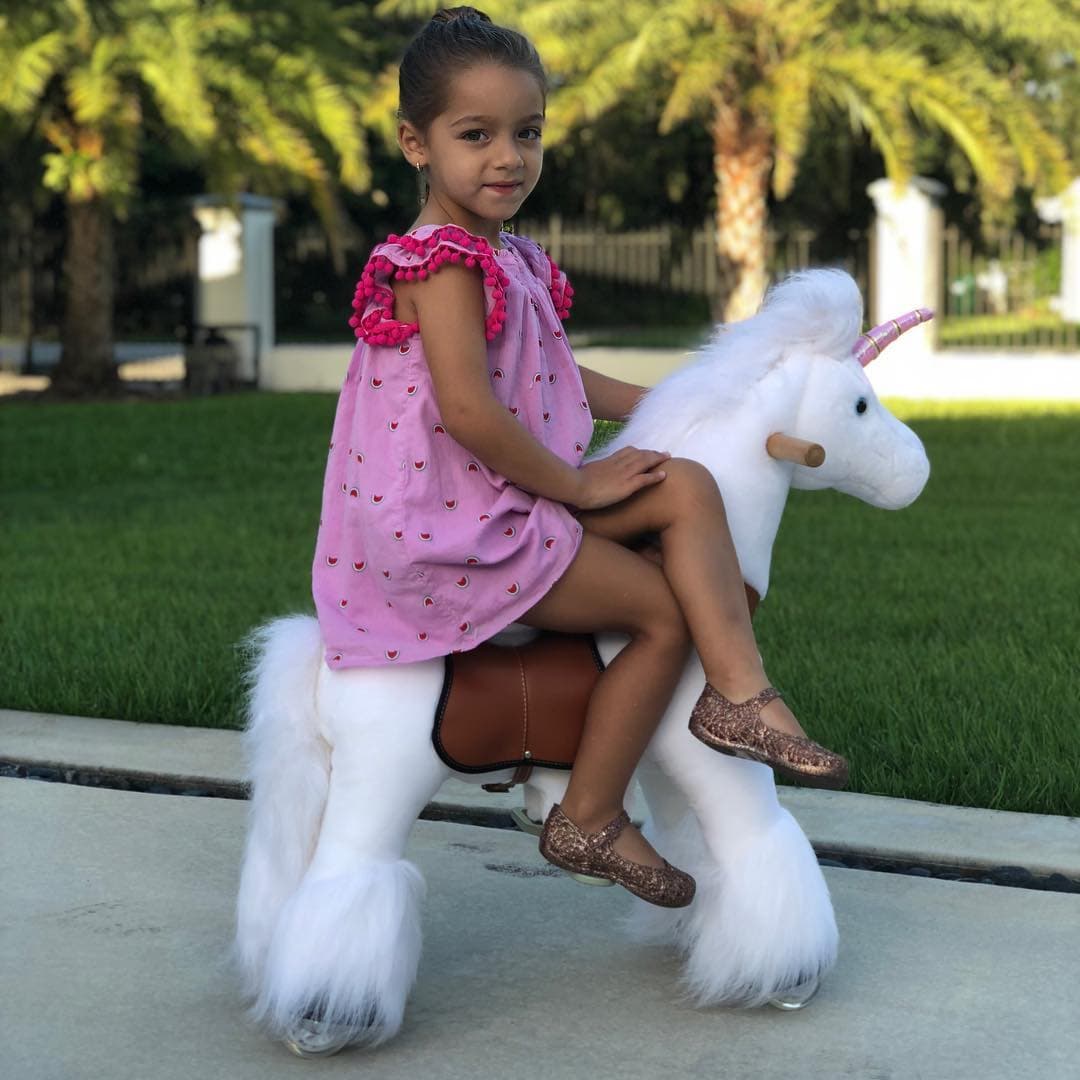 Alaïa siguió robando la atención y consiguiendo miles de ‘Me gusta’ gracias a sus sesiones de fotos, al posar desde su casita de juguete, practicando deporte junto a su papá o pasando tiempo con su famosa mamá.