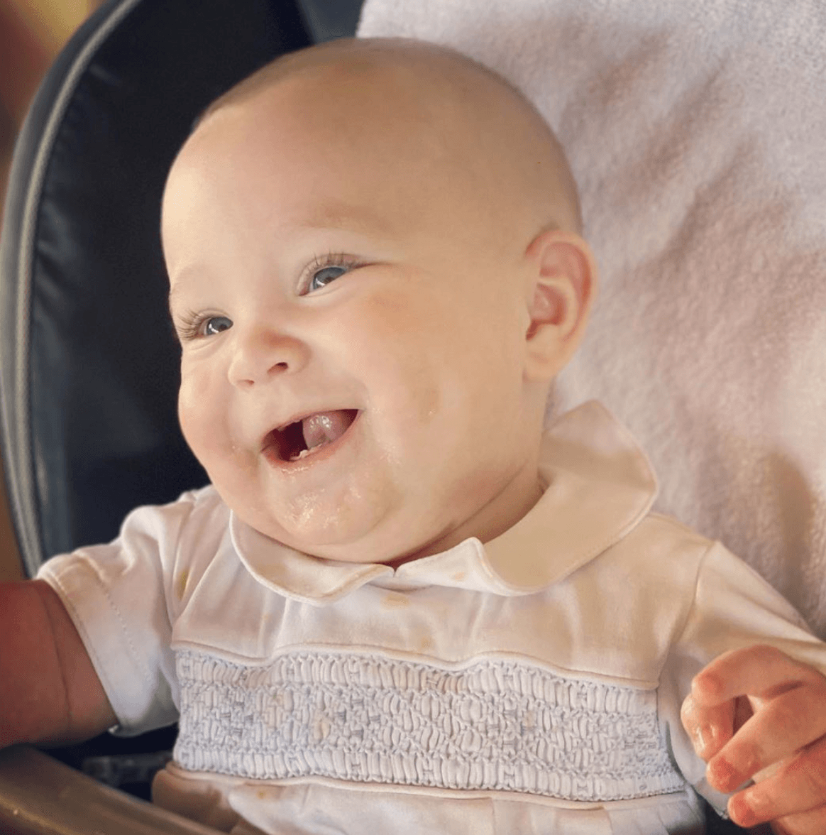 Los fans de Anahí se derriten de amor con las tiernas risas de su bebé. En más de una ocasión, ha compartido emotivos videos donde se ve lo mucho que le gusta jugar con Manu.