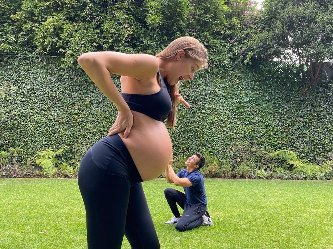 Casi al mismo tiempo, Thuany Martins compartió una cómica foto en la que muestra la recta final de su embarazo y en la que deja claro que su cómplice fue Adrián Uribe.