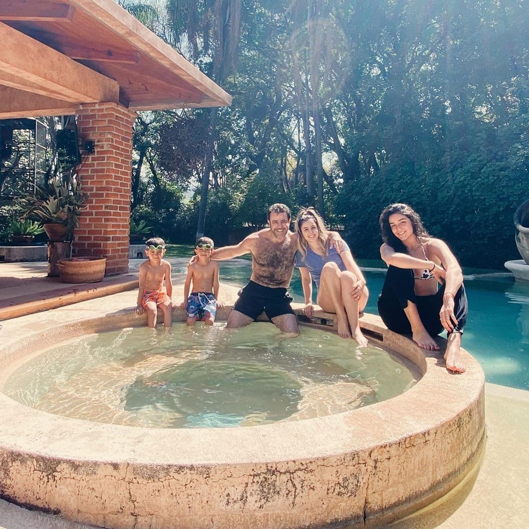 El rancho también cuenta con una enorme alberca y un pequeño jacuzzi al aire libre, en el que Eduardo Capetillo y sus hijos han protagonizado varias fotografías.