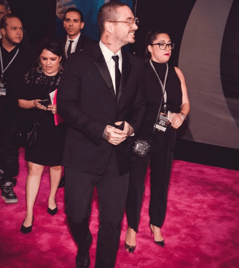 J Balvin lució muy in con un traje oscuro, que resaltaba su colombian power.