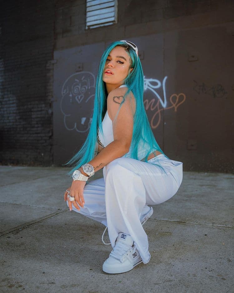 Karol G protagoniza divertidos memes por tremenda borrachera en sus vacaciones en México