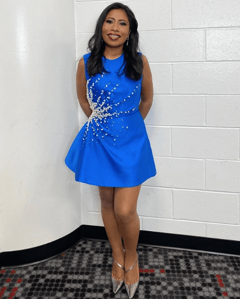 Para cerrar con broche de oro, la mexicana lució muy juvenil con esta aportación de Jonathan Cohen, quien también le diseño un cubrebocas con cristales de Swarovski.¿Qué estilo de Yalitza te gustó más?