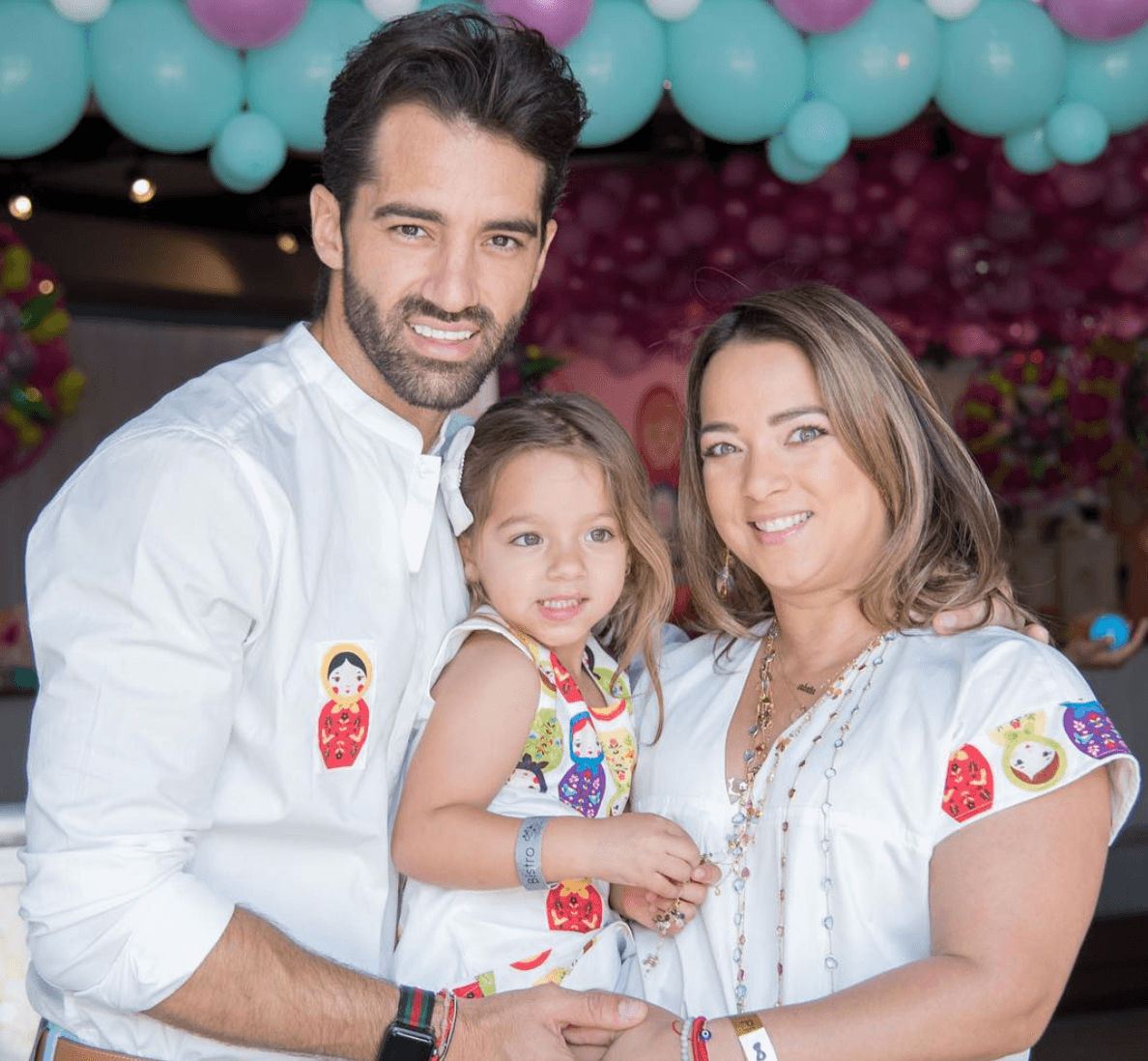 Alaïa, hija de Adamari López y Toni Costa, sigue sorprendiendo a los seguidores de sus famosos padres, pues ahora llamó la atención por el increíble parecido físico que tiene con su tía Lorena, hermana del bailarín.