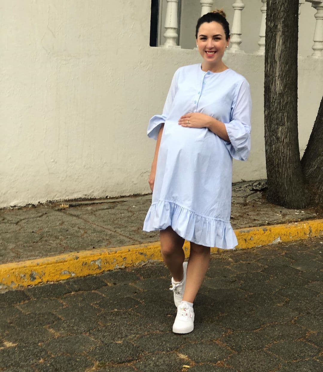 Fátima Torre, quien está a días de que nazca su segundo bebé, fue otra que externó su preocupación porque la llegada de su hijo se dé en medio de la pandemia del coronavirus. “Mañana cumplo 38 semanas y en cualquier momento puede nacer Diego; nunca me imaginé que mi bebito iba a nacer en medio de una pandemia y que pensar en ir a un hospital a tenerlo me causaría miedo”. La actriz anunció su embarazo en octubre con una tierna foto junto a su esposo e hija Isabella.
