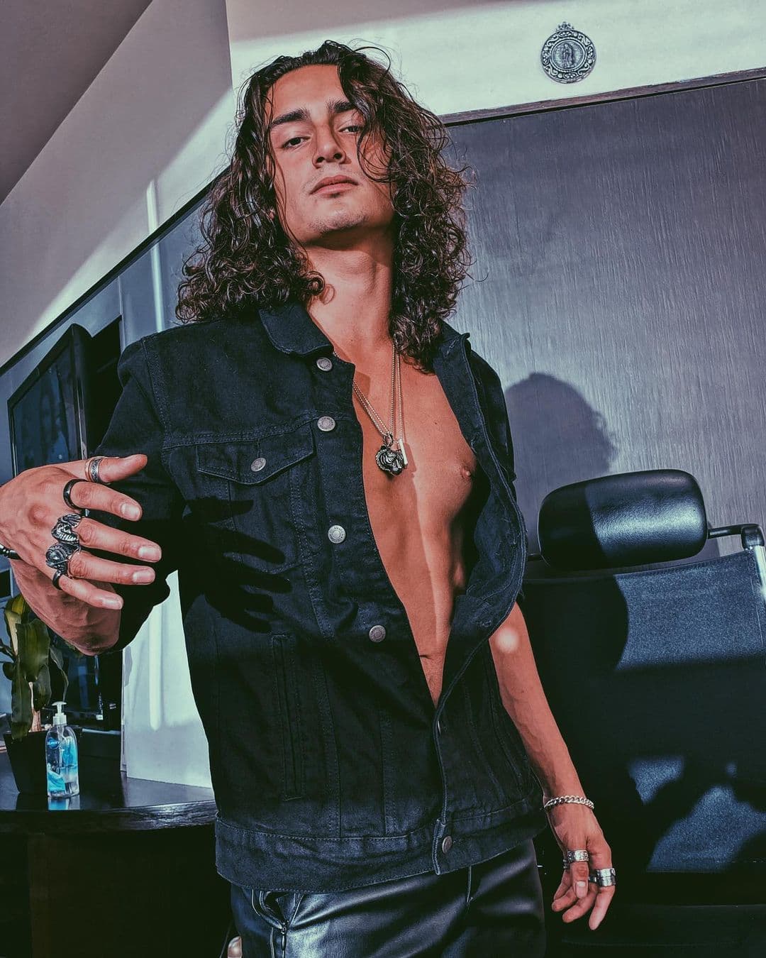 Emilio Osorio se somete a drástica transformación; la reacción de su novia Karol Sevilla se viraliza