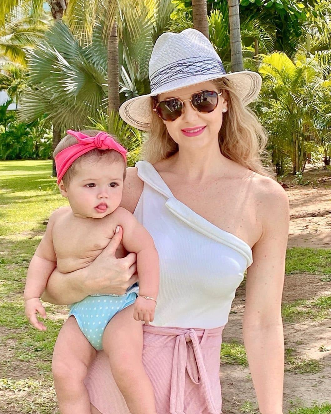 Previo a estas publicaciones, la intérprete celebró su cumpleaños número 41 con un íntimo festejo familiar, donde no faltaron los globos y el pastel.