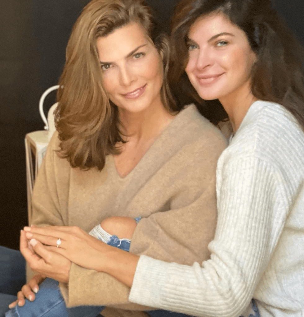 El pasado 21 de enero, Montserrat Oliver y Yaya Kosikova anunciaron sus cuentas de Instagram para anunciar su compromiso.“¡Tenemos buenas noticias para compartir con todos ustedes! ¡Nos comprometimos!”, escribieron.