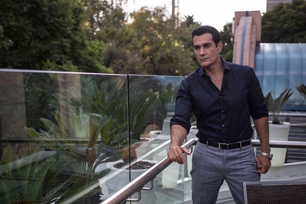 David Zepeda es "Álvaro Falcón" en "Vencer el Desamor". Es primogénito de "Bárbara" y "Joaquín" y hermano de "Eduardo" y "Gael". Es un arquitecto exitoso que busca lograr una mejor posición social y económica, no sólo por su trabajo, sino también por haberse casado con una mujer triunfadora y de buena familia.