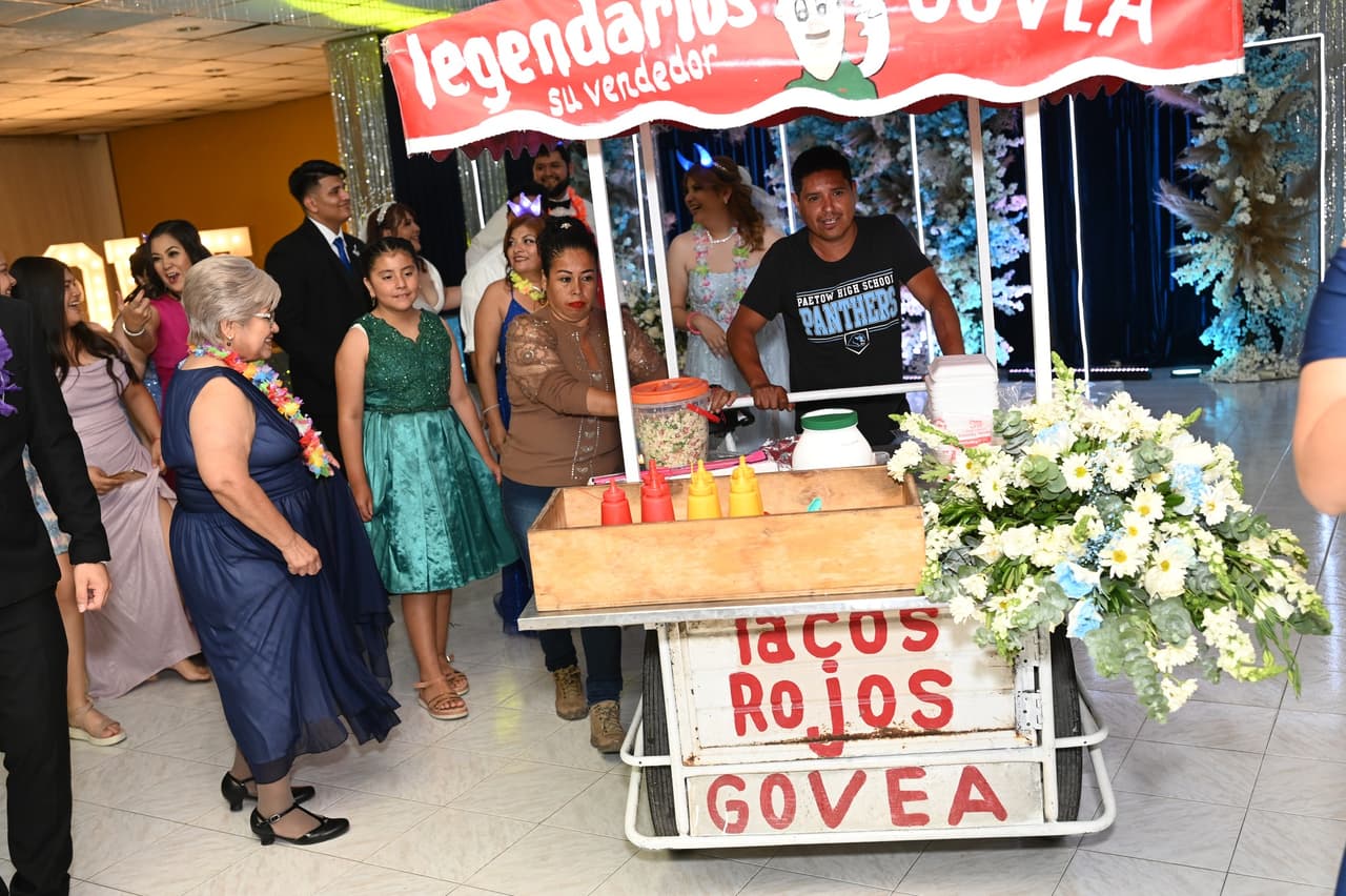 El puesto de tacos rojos en una boda en Tamaulipas, México, se hizo viral.