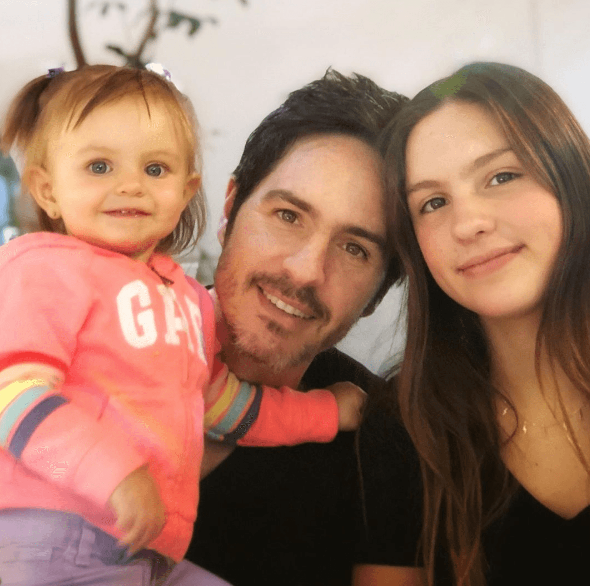 Mauricio Ochmann pasa la cuarentena con Kailani, pero extraña ‘horrores’ a su primogénita