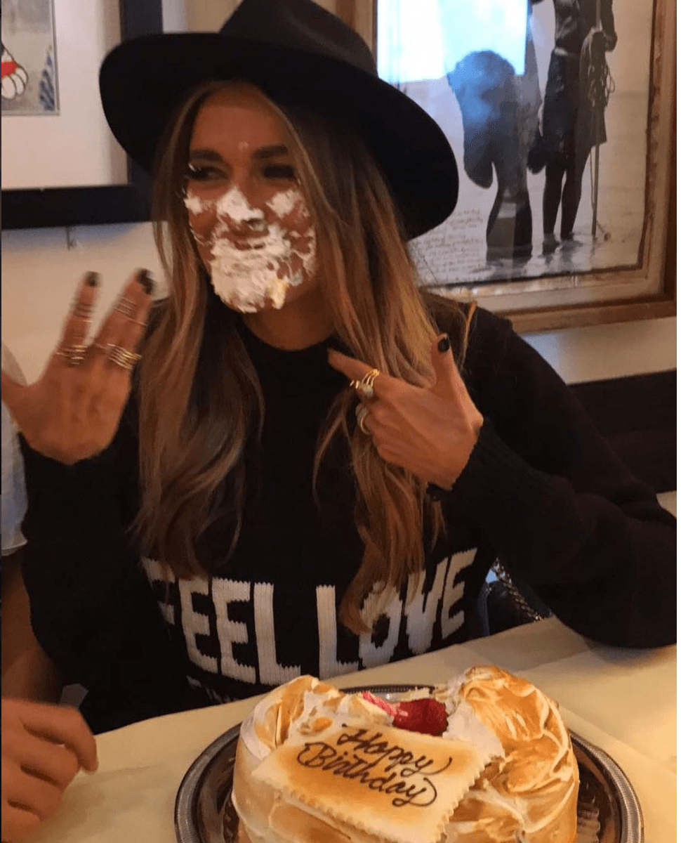 La típica mordida al pastel no podía faltarle