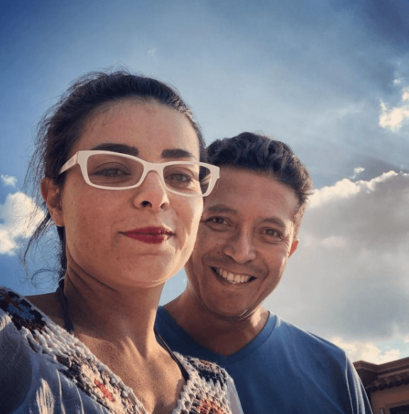 Fue el 8 de marzo de 2019 que Isfel utilizó su cuenta oficial de Instagram para dar a conocer su nueva relación con dos imágenes junto a Bernal. "Es imposible no amarte tanto. Gracias por enseñarme este maravilloso camino", escribió la actriz al pie de su publicación.