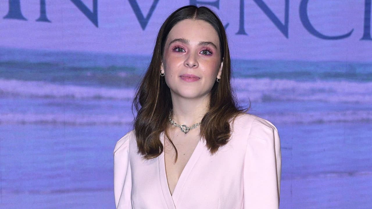 Mientras que Dalexa Meneses interpreta el papel de Adriana Louvier de joven