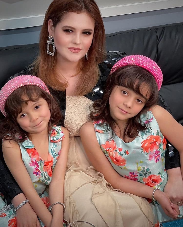 London Rose y Sidney son las hijas de la actriz Allisson Lozz, quien a sus 28 años afirma que no se arrepiente de haber dejado las telenovelas por su familia.
