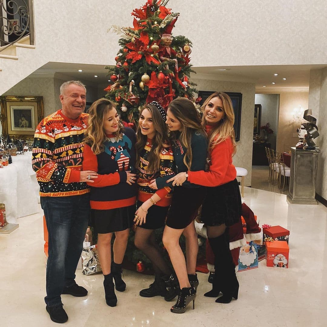 Sin embargo, las reacciones que más llamaron la atención fueron las de sus padres, Angélica Rivera y José Alberto Castro, pues a través de sus respectos perfiles de Instagram aplaudieron la belleza de sus hijas con mensajes y respectivos ‘Me gusta’.