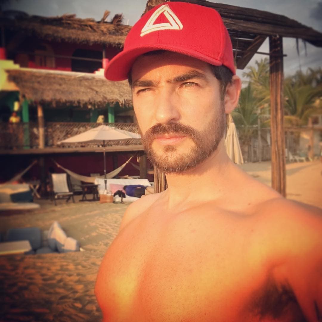 Manuel Rojas Balbi nació el 13 de marzo de 1978 en Guadalajara, Jalisco.