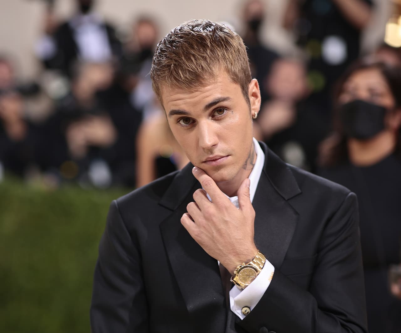 Justin Bieber tiene paralizada media cara; estremece con súplica