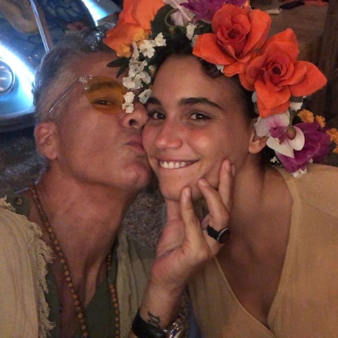 Esposa de Fernando Carrillo comparte fuertes imágenes de su parto en casa y la censuran en redes