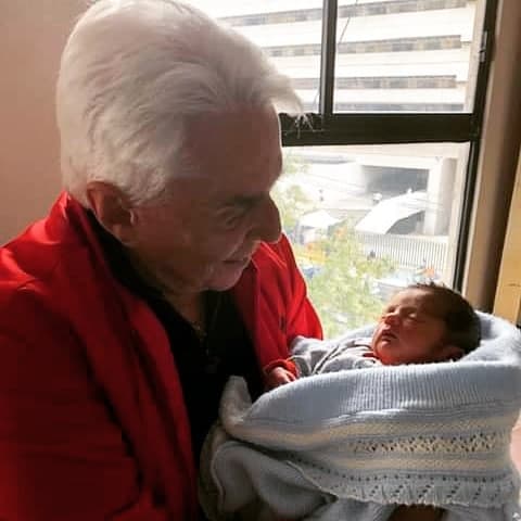 “Enrique Guzmán con su nieto… mucho amor”, precisó dos días después en Instagram.