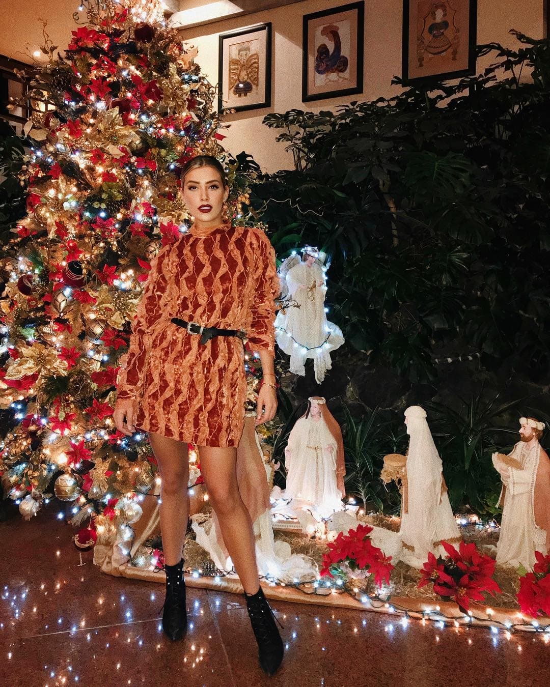 Michelle Salas posó muy sexy frente al árbol de Navidad y dejó claro que ya está lista para la celebración
