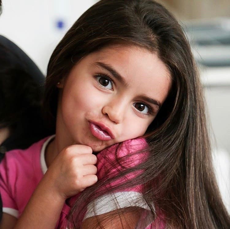 Sin duda alguna, la pequeña heredó la vena artística de su familia, hecho que su mamá Alessandra Rosaldo confirmó en una entrevista, donde destacó que su pequeña tanto canta como fácilmente hace comedia.