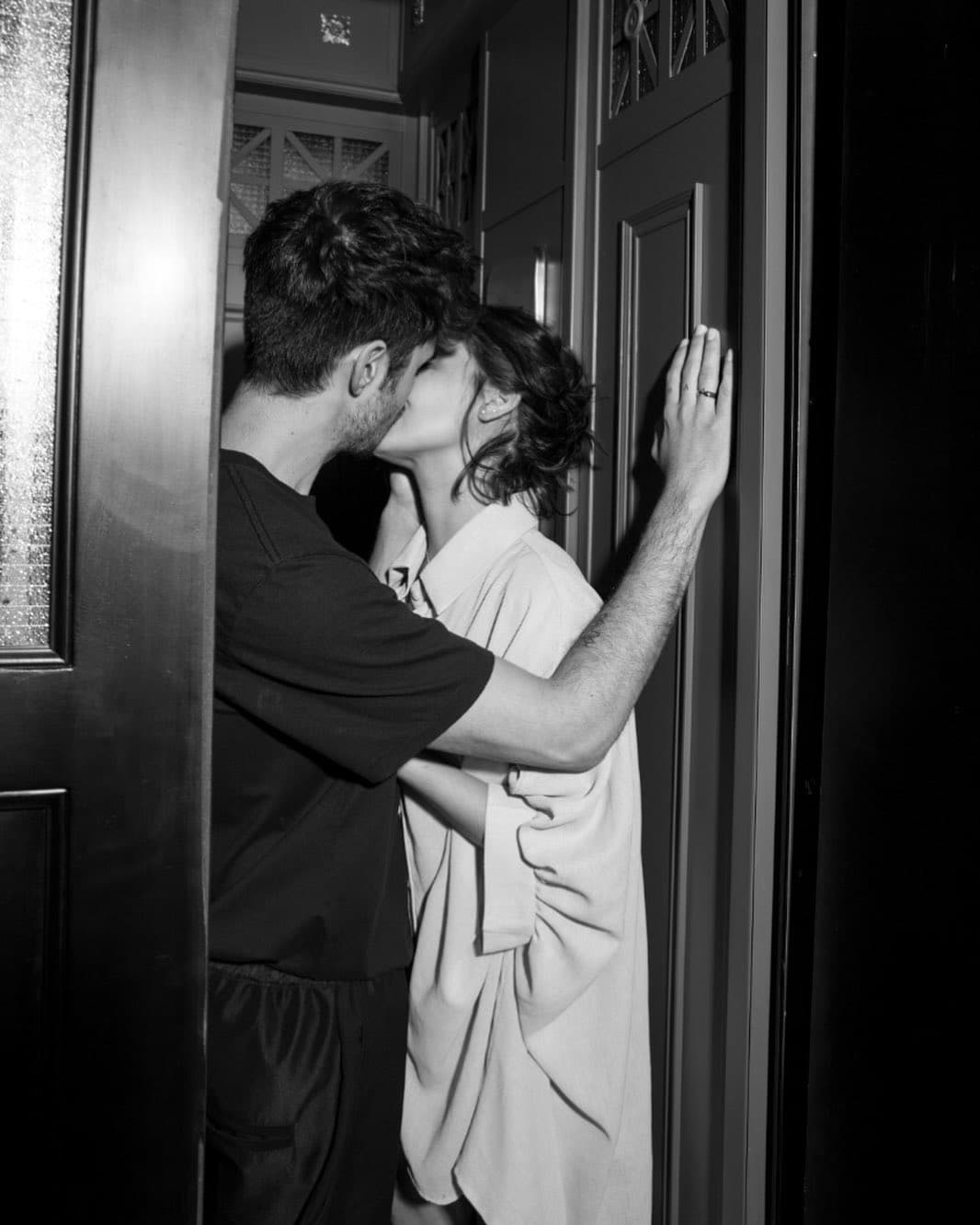 La actriz y el también músico compartieron a principios de diciembre tenían un tiempo de comprometidos, sin embargo, recién celebraban su compromiso de manera pública con tiernas fotografías que fueron tomadas por la fotógrafa Karla Lisker.