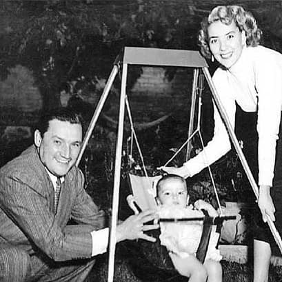 El actor Rafael Banquells fue el primer amor de Silvia Pinal. La pareja se casó en 1947 y cinco años después se divorciaron. Fruto de ese matrimonio, nació su primogénita Sylvia Pasquel.