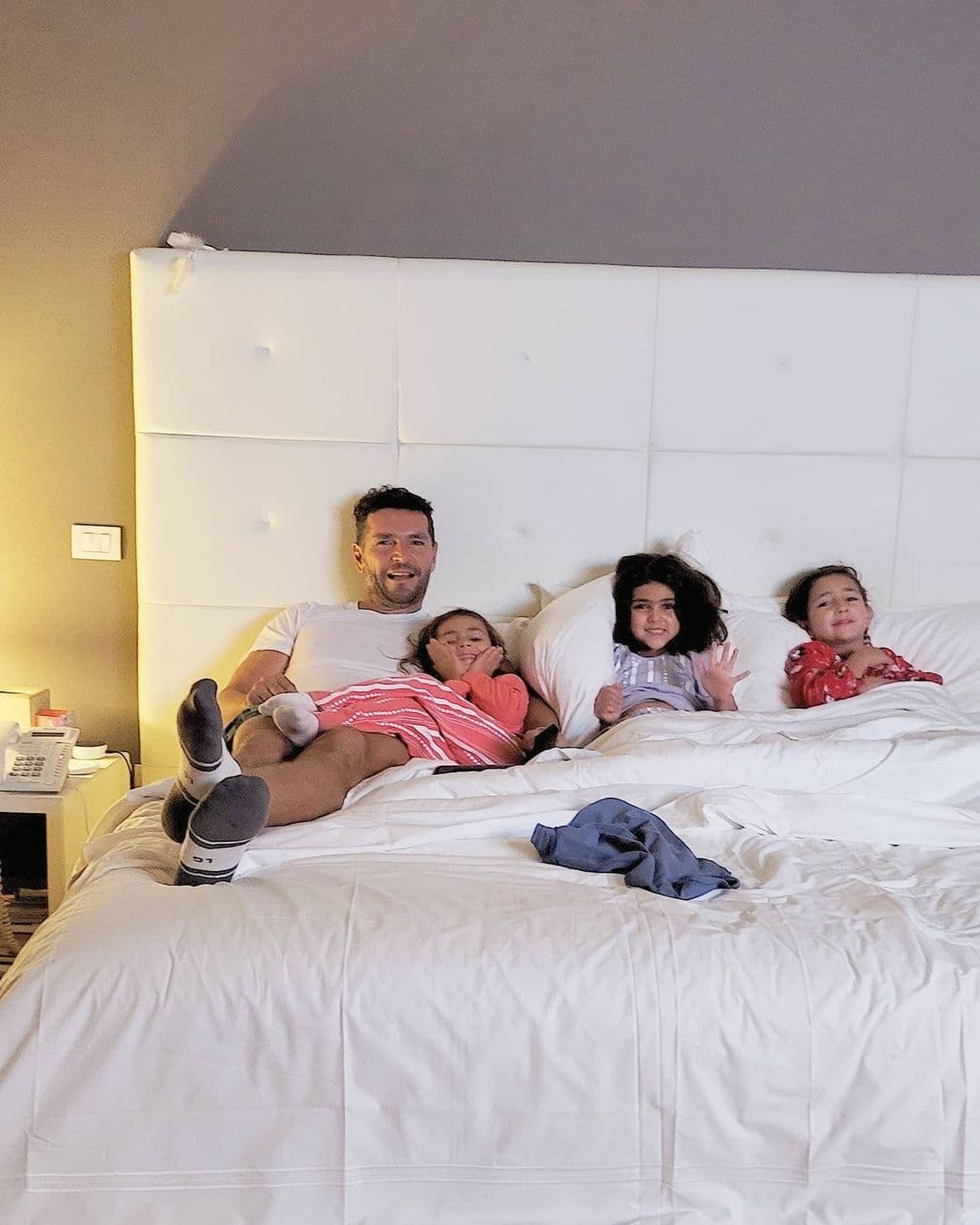 La habitación de Jacky Bracamontes y Martín Fuentes está pintada con colores grises, pero cuenta con una gran cabecera blanca.