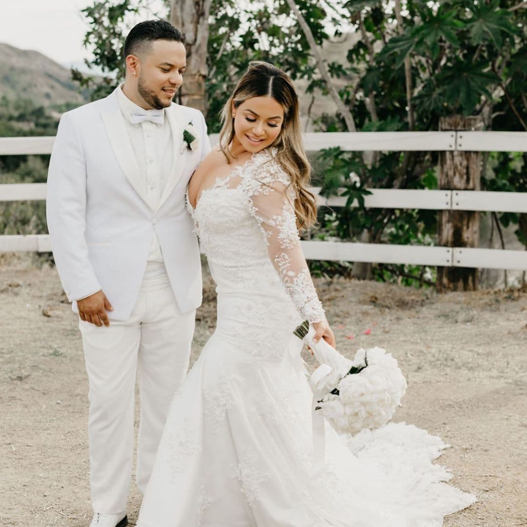 Chiquis Rivera y Lorenzo Méndez llegaron al altar el 29 de junio en California, Estados Unidos. Su enlace matrimonial dio mucho de qué hablar luego del fuerte dispositivo de seguridad que utilizaron para evitar que la prensa se acercara, además del zafarrancho que se armó en la parte exterior del lugar donde se realizó la fiesta.
