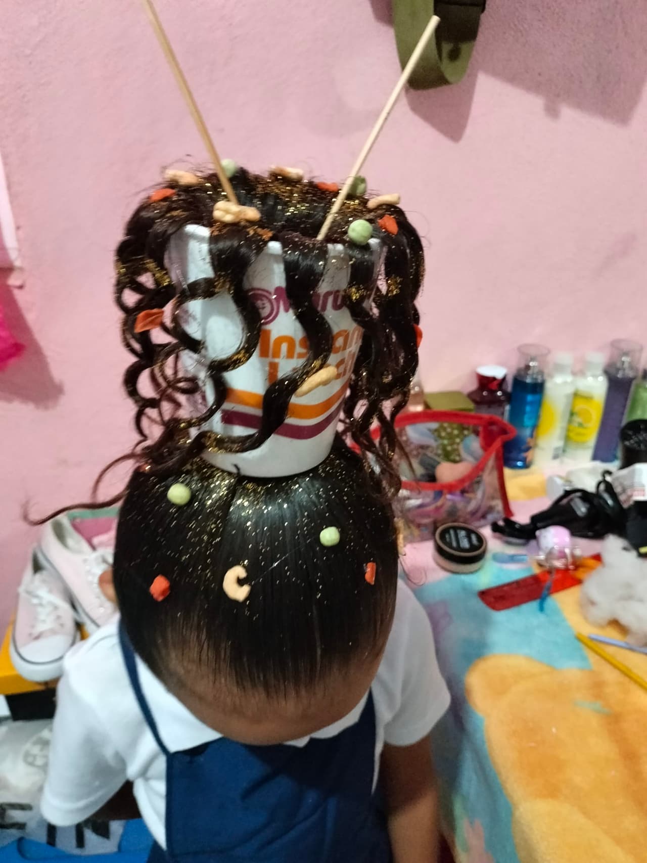 Los mejores ‘sombreros y peinados locos’ del 2024