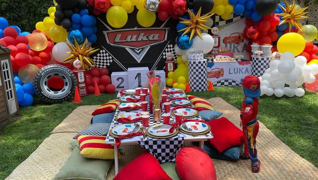 El menor de los hijos de la actriz optó por una fiesta con temática de Cars e incluso utilizó un disfraz del personaje principal de la película de Disney.