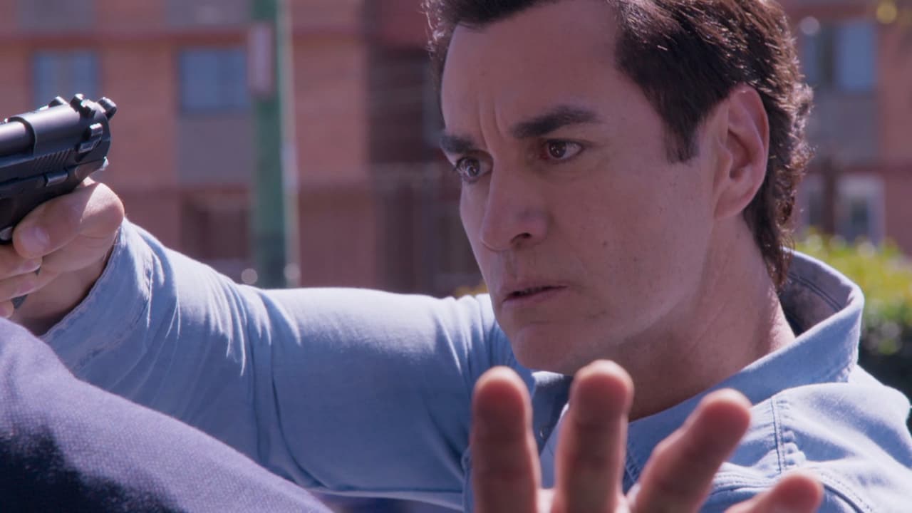 En un momento de descuido, 'Chente' logra desarmarlo y amenazarlo, pero 'Elías' logra escapar.