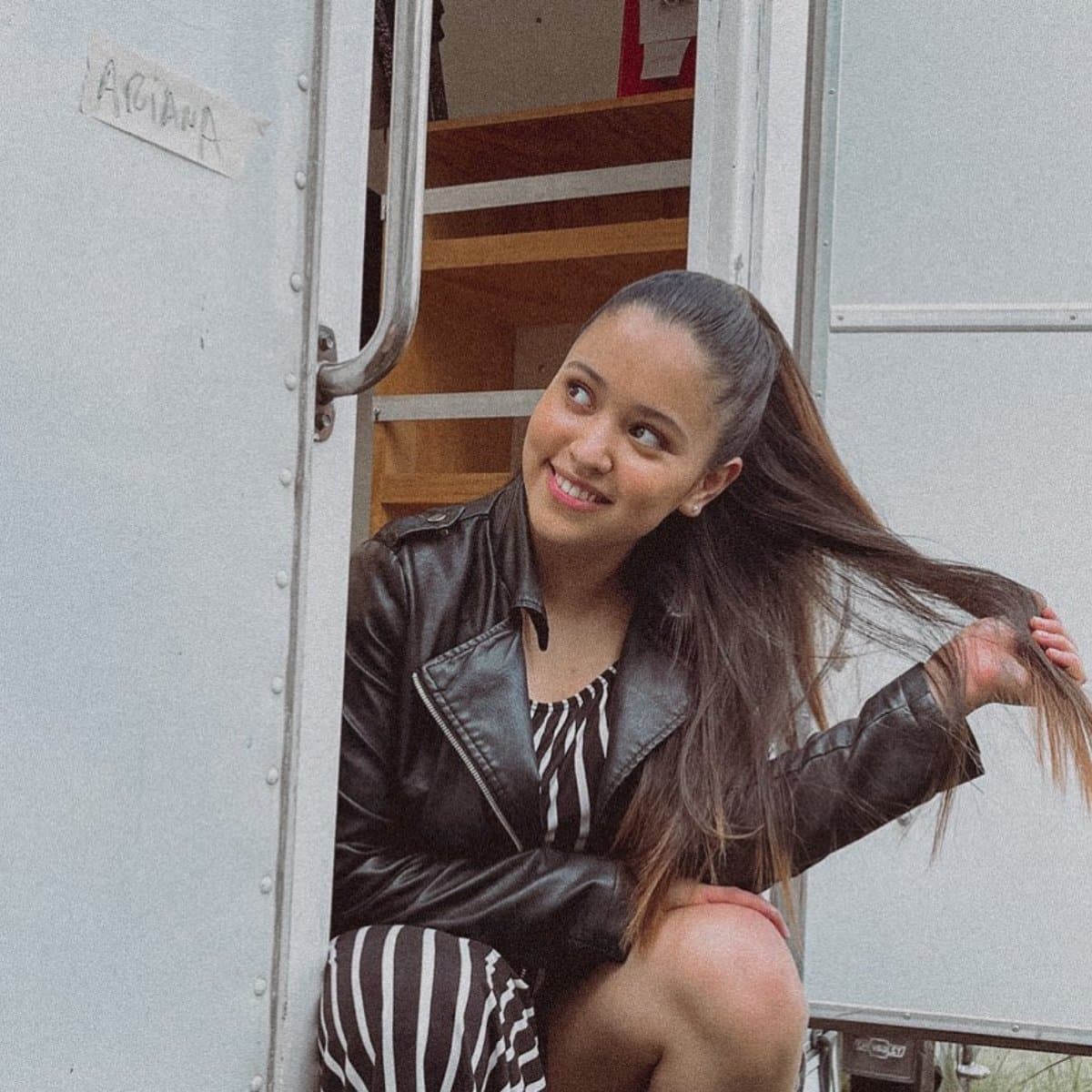 En redes sociales, Ana Celeste no deja de mostrar lo orgullosa y feliz que está por su nuevo proyecto en la pantalla chica, en el cual comparte créditos con Isidora Vives, Mayrín Villanueva, Alexis Ayala, Marcus Ornellas, entre otros.